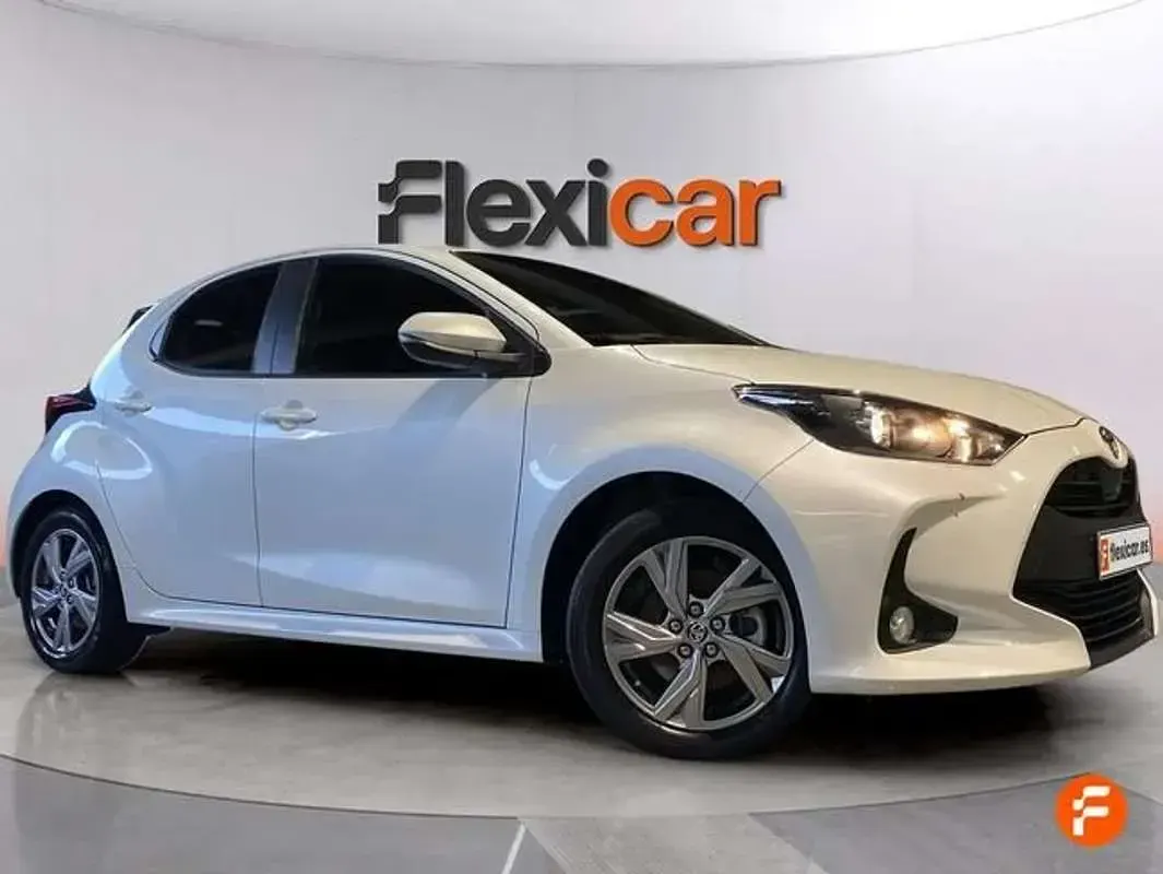 Usado Toyota Yaris Active 116 CV (85 kW) 2025 Blanco Utilitario