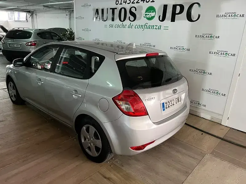 Usado Kia Ceed 115 CV (84 kW) 2010 Gris / plata Utilitario