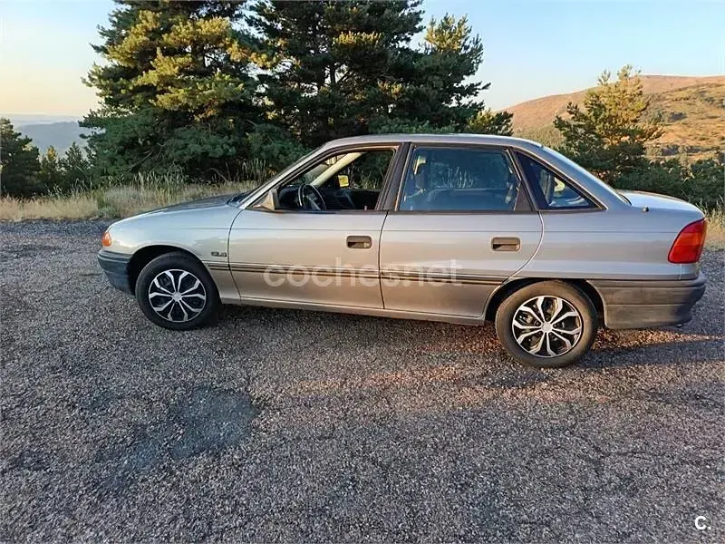 Usado Opel Astra 100 CV (73 kW) 1993 Gris / plata Berlina