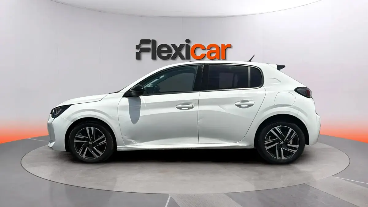 Usado Peugeot 208 Allure 101 CV (74 kW) 2023 Blanco Utilitario