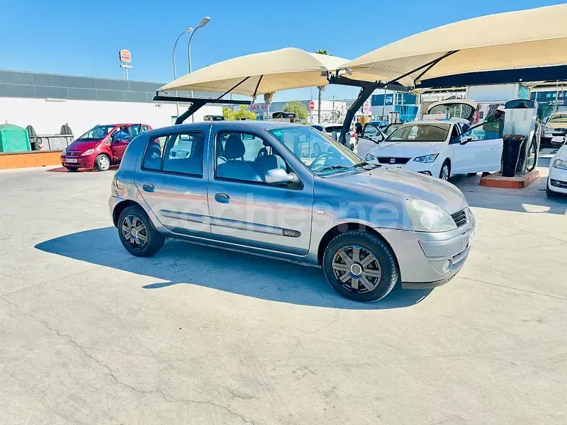 Usado Renault Clio II Authentique 60 CV (44 kW) 2005 Gris / plata Berlina