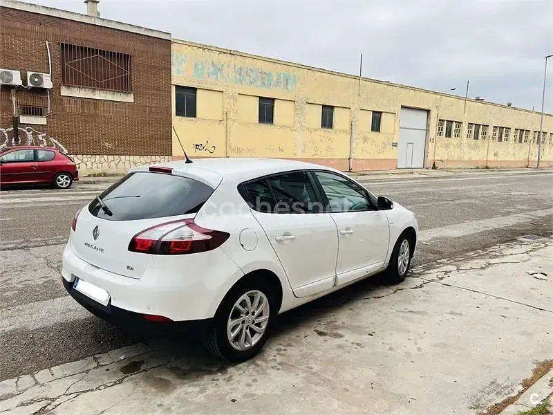 Usado Renault Mégane LIMITED 115 CV (84 kW) 2015 Blanco Berlina