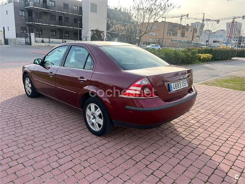 Usado Ford Mondeo Ghia 130 CV (95 kW) 2004 Granate Berlina