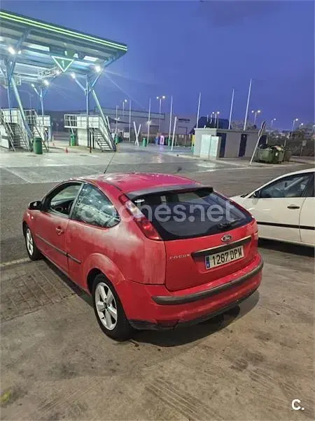 Usado Ford Focus Sport 115 CV (84 kW) 2005 Rojo Berlina
