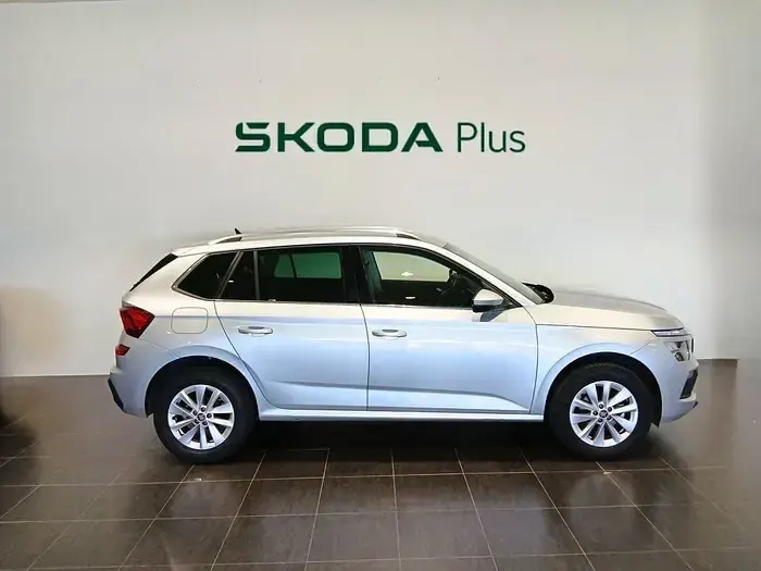 Usado Skoda Kamiq Selection 115 CV (84 kW) 2025 Gris plata SUV