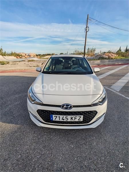 Usado Hyundai i20 84 CV (61 kW) 2017 Blanco Berlina