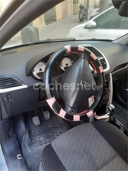 Usado Peugeot 207 Active 70 CV (51 kW) 2010 Gris / plata Berlina