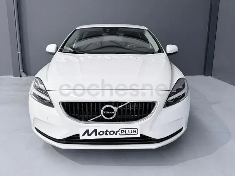 Usado Volvo V40 Momentum 120 CV (88 kW) 2019 Blanco Berlina