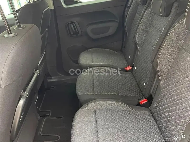 Usado Peugeot Rifter Allure 100 CV (73 kW) 2024 Verde Monovolumen