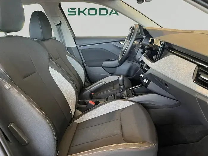 Usado Skoda Kamiq Selection 115 CV (84 kW) 2025 Gris/plata SUV