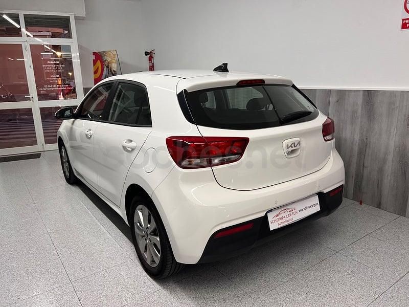 Usado Kia Rio 84 CV (61 kW) 2023 Blanco Berlina