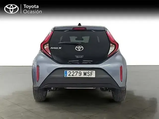 Usado Toyota Aygo X Play 72 CV (52 kW) 2024 Gris / plata SUV