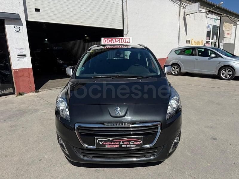 Usado Peugeot 5008 Active 120 CV (88 kW) 2016 Gris / plata Monovolumen
