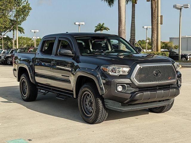 Usado Toyota Tacoma SR5 278 CV (204 kW) 2017 Gris Pickup/Camioneta