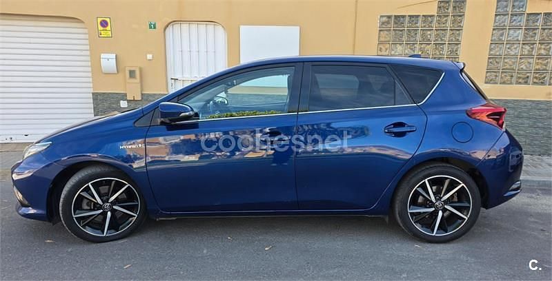 Usado Toyota Auris Hybrid Edition 136 CV (100 kW) 2017 Azul Berlina