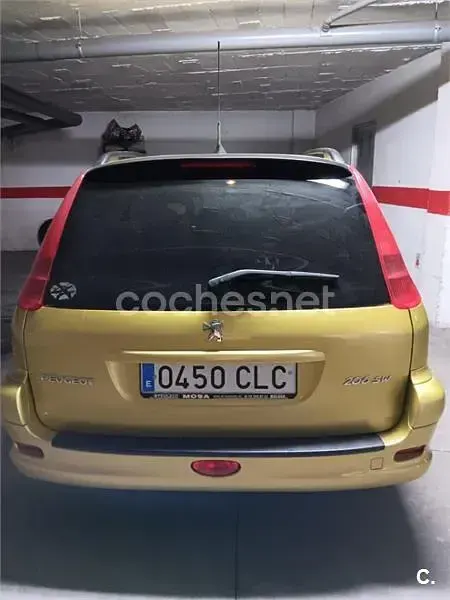 Usado Peugeot 206 110 CV (80 kW) 2003 Amarillo Familiar
