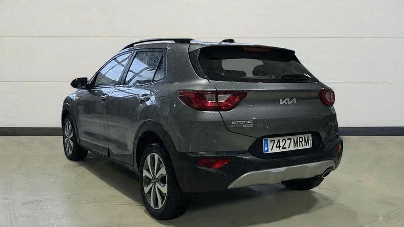 Usado Kia Stonic 100 CV (73 kW) 2024 Gris SUV
