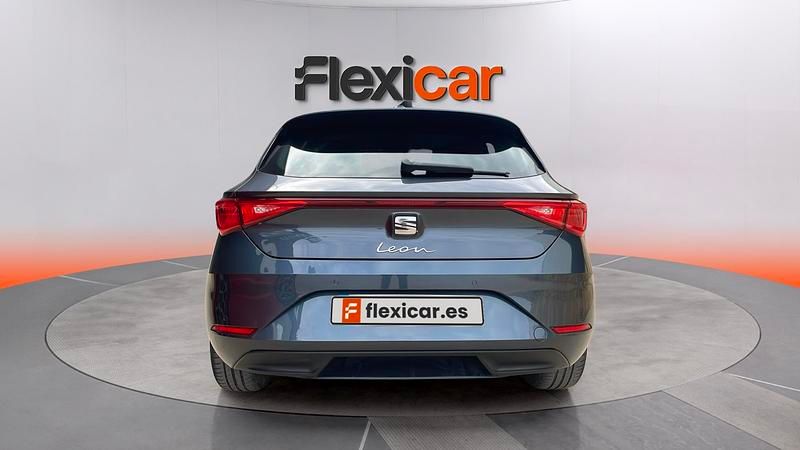 Używany Seat Leon Style 131 KM (96 kW) 2023 Szary Sedan/Limuzyna
