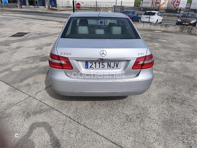 Usado Mercedes E220 Avantgarde 170 CV (125 kW) 2009 Gris / plata Berlina