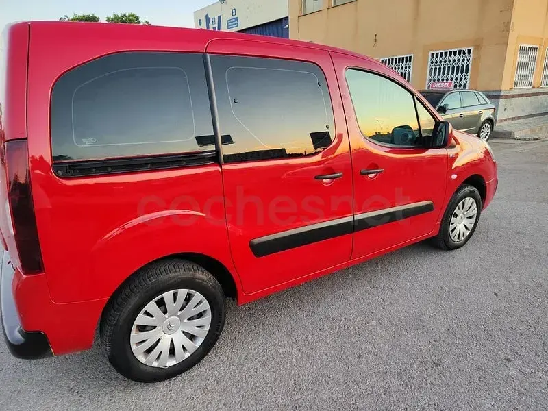 Usado Citroën Berlingo Feel 75 CV (55 kW) 2016 Granate Monovolumen
