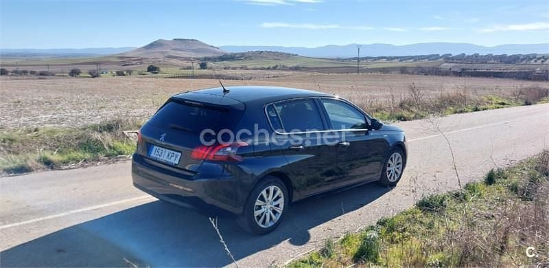 Usado Peugeot 308 Access 110 CV (80 kW) 2018 Gris / plata Berlina