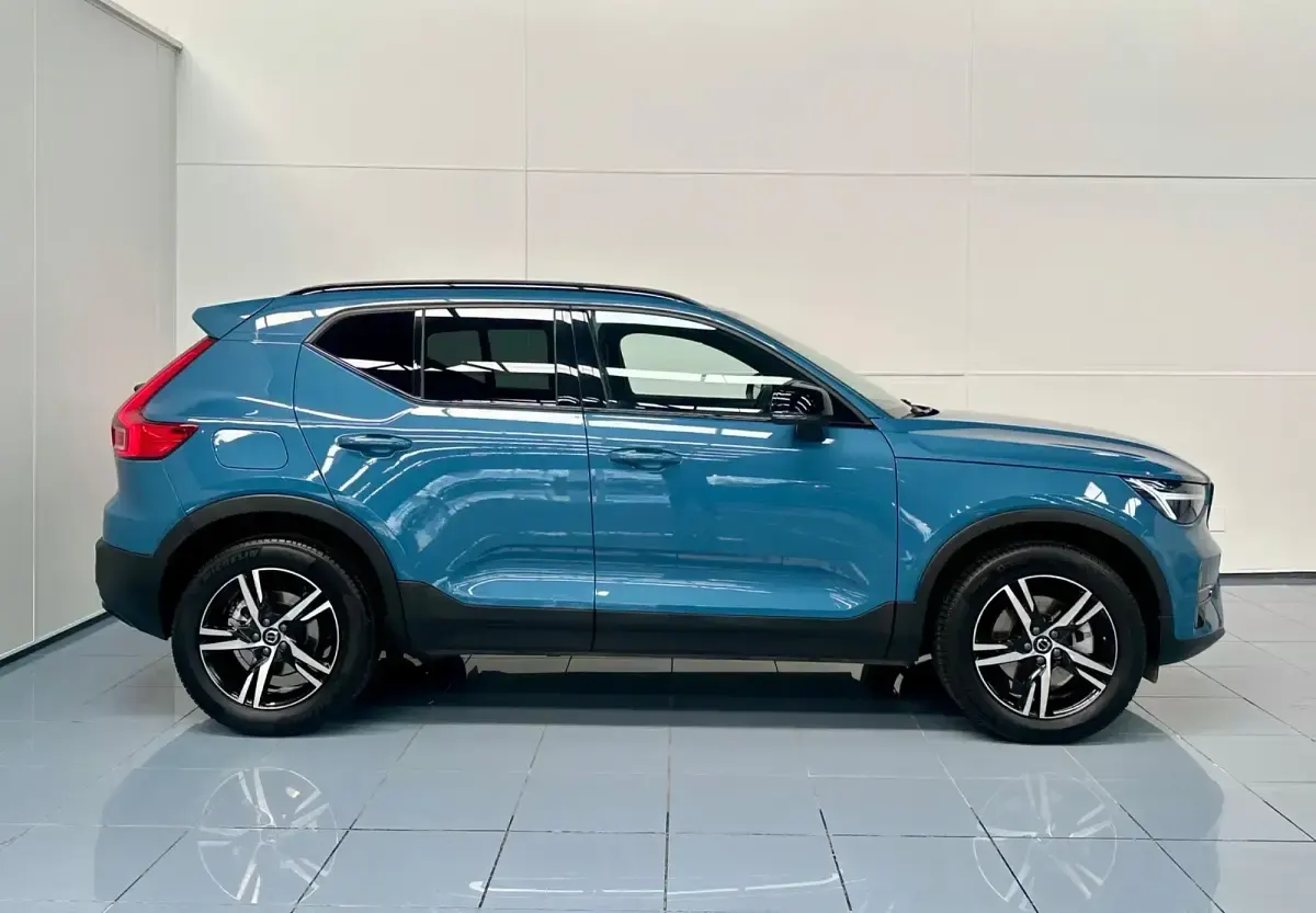 Usado Volvo XC40 Plus 163 CV (119 kW) 2025 Azul SUV