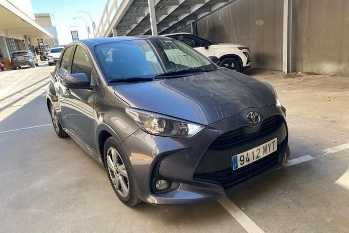 Usado Toyota Yaris Hybrid Active 116 CV (85 kW) 2025 Gris Utilitario