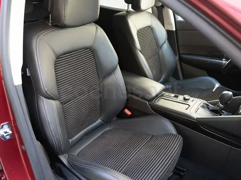 Usado Renault Talisman Zen 160 CV (117 kW) 2019 Rojo Berlina