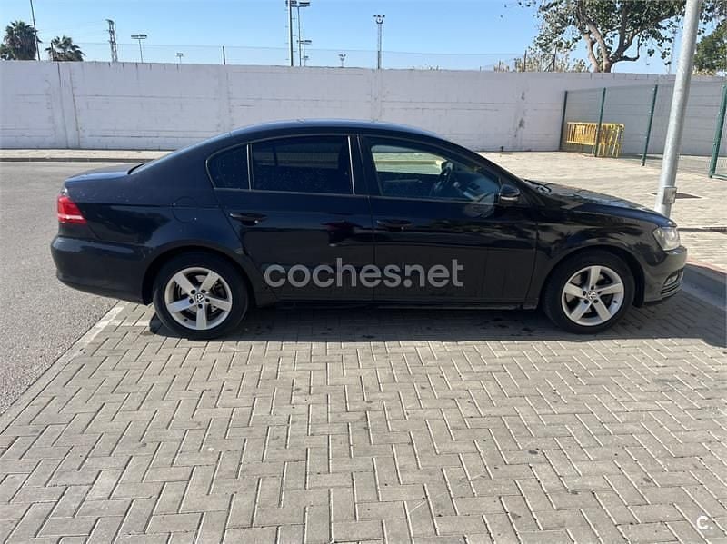 Usado VW Passat Advance 105 CV (77 kW) 2013 Negro Berlina