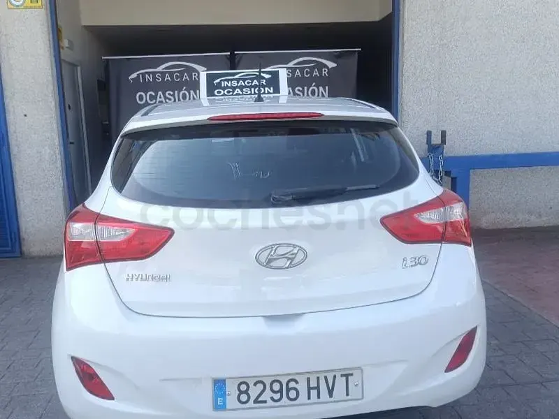 Usado Hyundai i30 100 CV (73 kW) 2014 Blanco Berlina