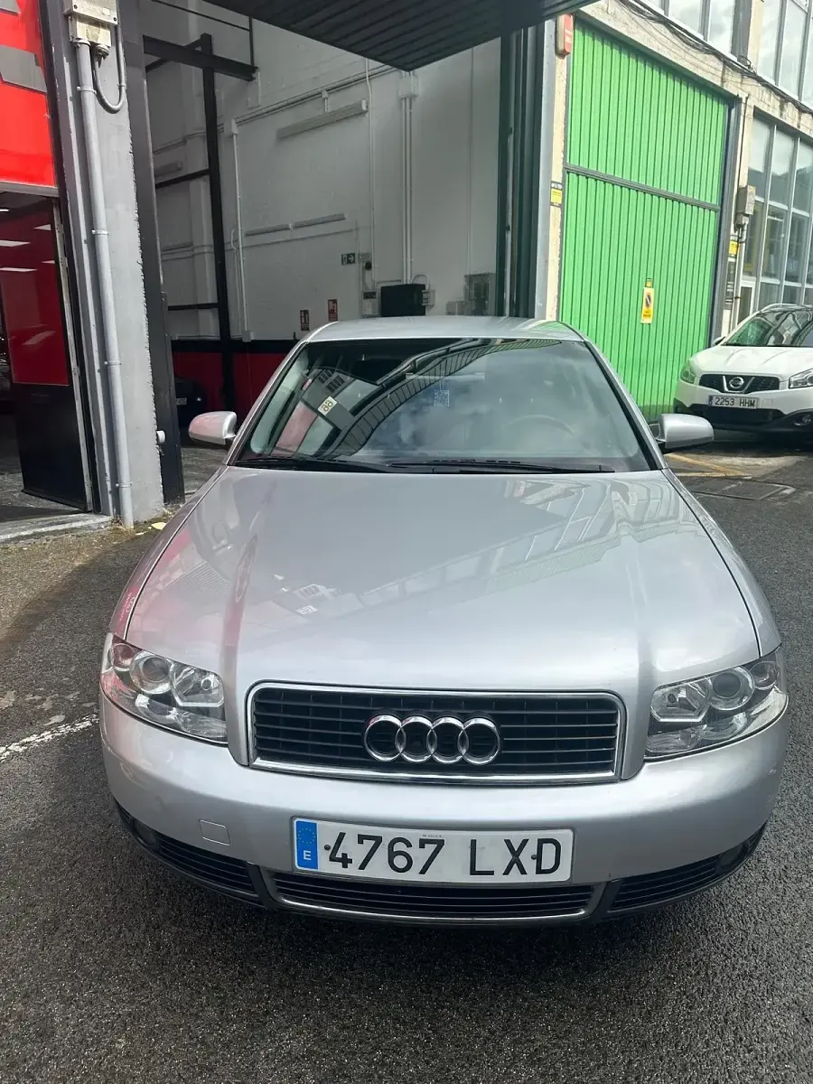 Usado Audi A4 130 CV (95 kW) 2001 Gris Berlina