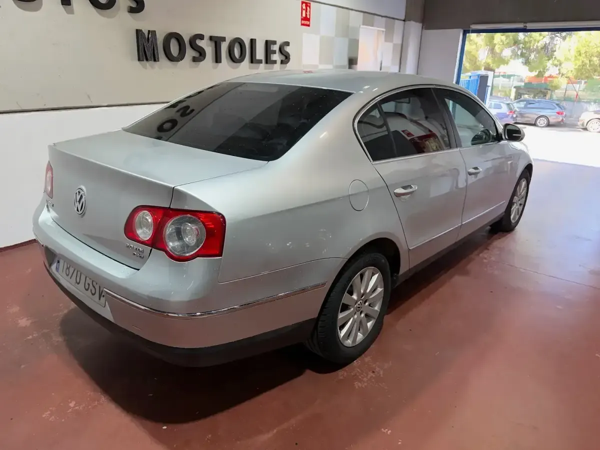 Używany VW Passat Advance 140 KM (102 kW) 2010 Szary Sedan/Limuzyna