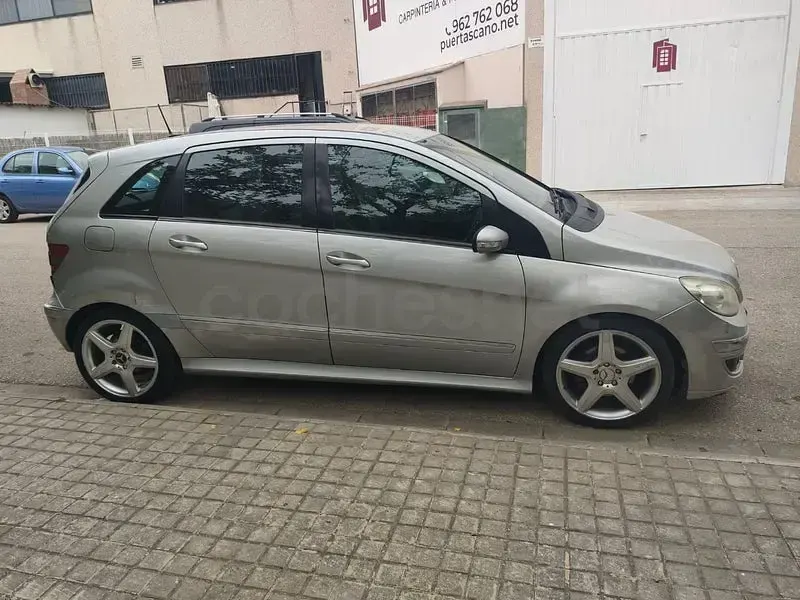 Usado Mercedes B200 140 CV (102 kW) 2006 Gris / plata Monovolumen