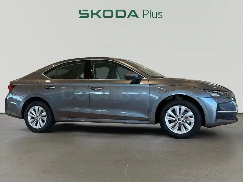Nuevo Skoda Octavia Selection 116 CV (85 kW) 2025 Gris / plata Berlina