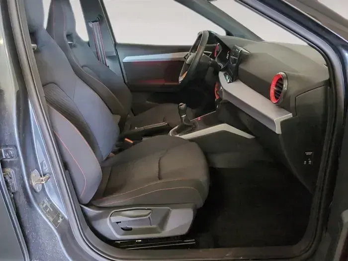 Usado Seat Arona FR 115 CV (84 kW) 2025 Gris SUV