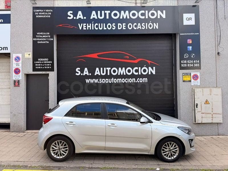 Usado Kia Rio 84 CV (61 kW) 2023 Gris / plata Berlina