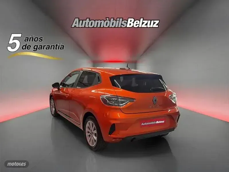 Usado Renault Clio 90 CV (66 kW) 2025 Naranja Utilitario