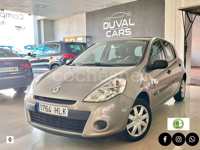 Beige Usado 2012 Renault Clio III Collection Berlina | 5990 € (Un poco caro) - Imagen 1/4
