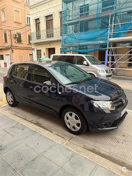 Usado Dacia Sandero Lauréate 75 CV (55 kW) 2013 Violeta / lila Berlina