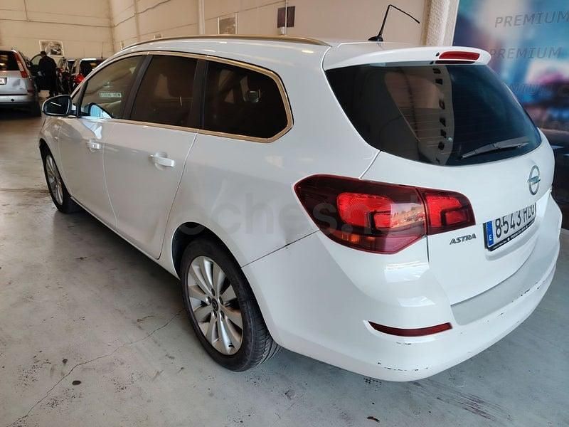 Usado Opel Astra Excellence 125 CV (91 kW) 2012 Blanco Familiar