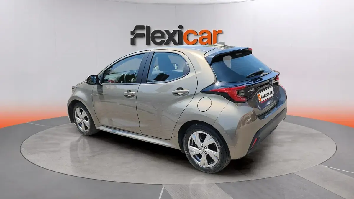 Usado Toyota Yaris Hybrid Active 116 CV (85 kW) 2025 Marrón Berlina