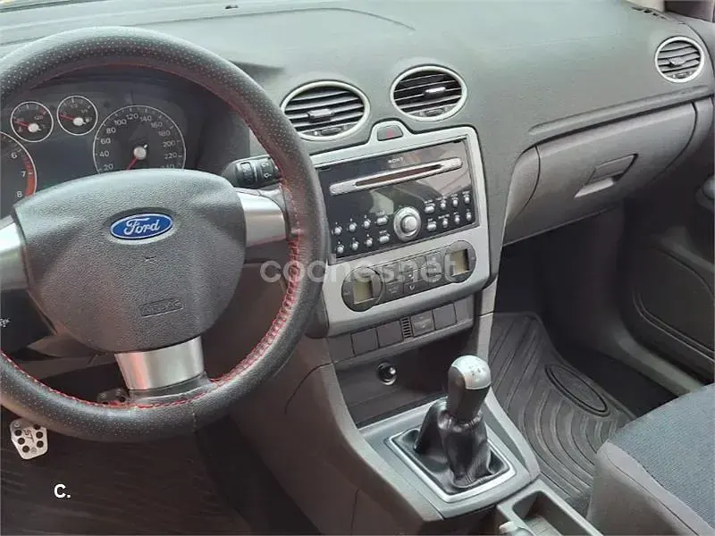 Usado Ford Focus Sport 145 CV (106 kW) 2005 Rojo Berlina