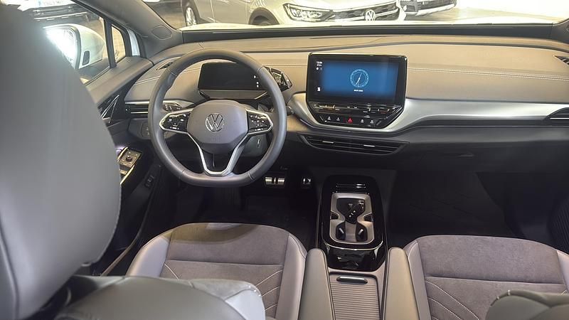 Usado VW ID.4 Pro 127 kW (174 CV) 2025 Blanco glaciar metalizado con techo negro SUV