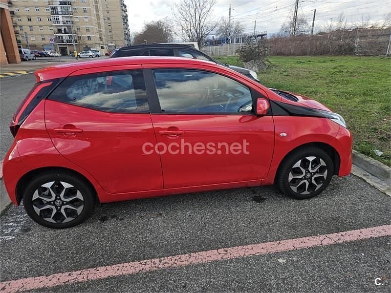 Usado Toyota Aygo X-play 69 CV (50 kW) 2018 Rojo Utilitario