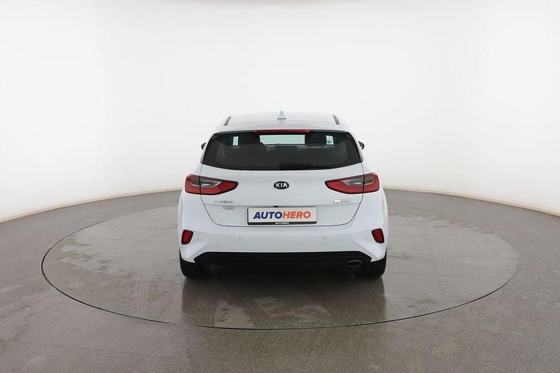 Używany Kia Ceed Active 136 KM (100 kW) 2021 Biały Hatchback