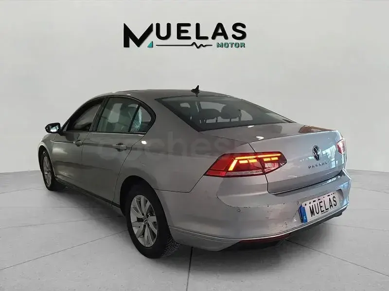 Usado VW Passat 122 CV (89 kW) 2021 Gris / plata Berlina