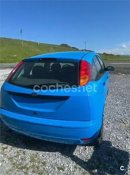 Usado Ford Focus Trend 100 CV (73 kW) 2002 Azul Berlina