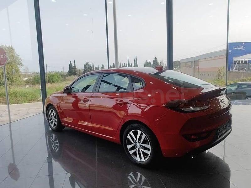 Usado Hyundai i30 120 CV (88 kW) 2018 Rojo Berlina