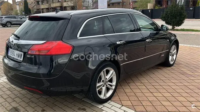 Usado Opel Insignia Sportive 195 CV (143 kW) 2012 Negro Familiar