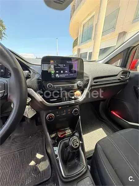 Usado Ford Fiesta Trend 85 CV (62 kW) 2018 Rojo Utilitario
